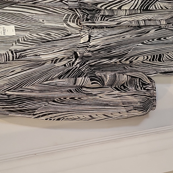 🆕 EXPRESS Cover-Up - Picture 4 of 5